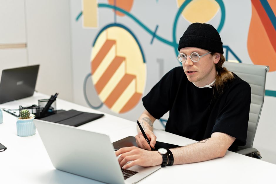 Пример работы студента: интерфейс и типографика